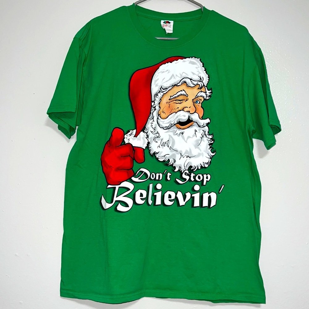 Santa TShirt Men’s Size Large“Don’t Stop Believing”Short Sleeve Green Holiday